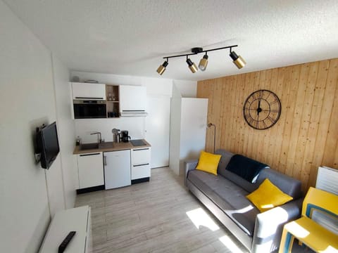 TV and multimedia, Kitchen or kitchenette, Living room, Seating area, Dining area