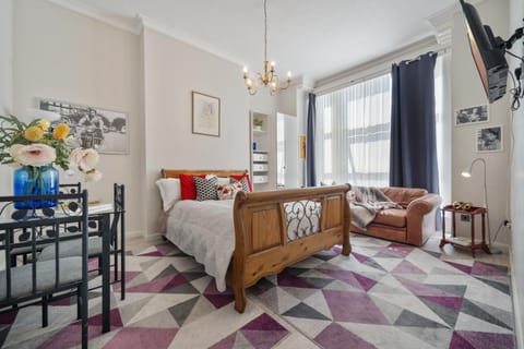 Bed, TV and multimedia, Living room, Photo of the whole room, Seating area, Dining area, Bedroom