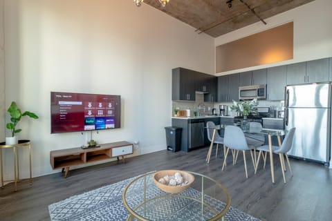 Convenient Cozy 2BR Loft with Optional Parking for 8 guests Near McCormick Place, Soldier Field and Lakefront Trail Apartment in South Loop