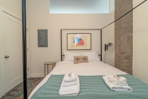 Convenient Cozy 2BR Loft with Optional Parking for 8 guests Near McCormick Place, Soldier Field and Lakefront Trail Apartment in South Loop