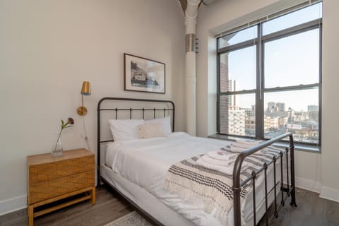Convenient Cozy 2BR Loft with Optional Parking for 8 guests Near McCormick Place, Soldier Field and Lakefront Trail Apartment in South Loop