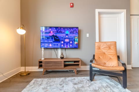 Modern 2BR Loft with Amazing City Skyline View and Optional Parking for 8 Guests Near McCormick Place and Soldier Field Apartment in South Loop