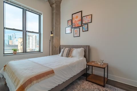 Modern 2BR Loft with Amazing City Skyline View and Optional Parking for 8 Guests Near McCormick Place and Soldier Field Apartment in South Loop