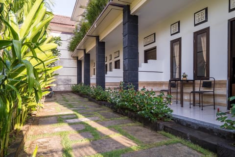 Property building, Day, Garden, Garden view, Street view