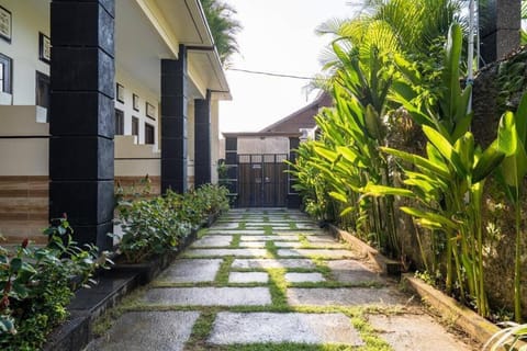Property building, Facade/entrance, Day, Neighbourhood, Garden, Garden view, Street view, Inner courtyard view