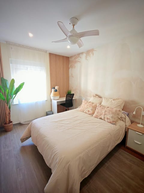Bed, Off site, TV and multimedia, Photo of the whole room, Seating area, Bedroom, City view, internet
