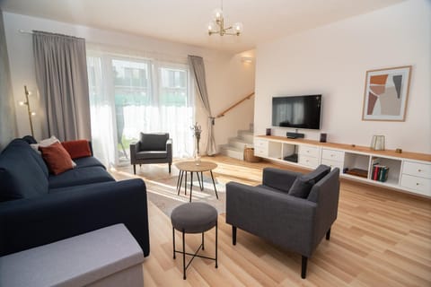 TV and multimedia, Living room, Seating area, Garden view, Family