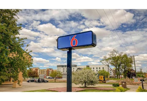 Facade/entrance, Property logo or sign, Parking