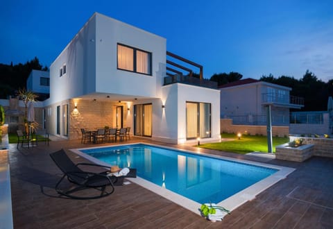 Property building, Patio, Day, Night, Garden, Balcony/Terrace, Balcony/Terrace, Beach, Pool view, Sea view, Swimming pool, Swimming pool, sunbed