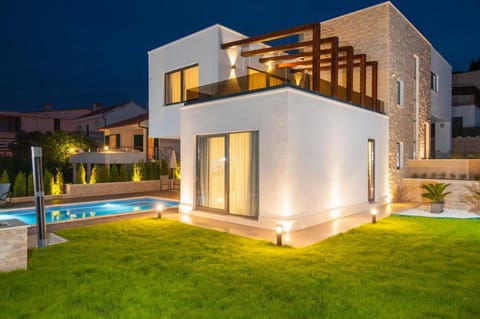 Property building, Patio, Night, Summer, Garden, Balcony/Terrace, Balcony/Terrace, Garden view, Pool view, Swimming pool, Swimming pool, sunbed