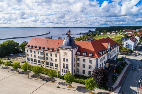 Property building, Neighbourhood, Natural landscape, Bird's eye view, Lake view, Sea view, Location, Parking