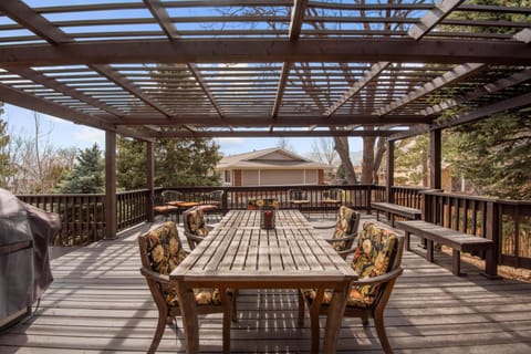 Relaxing Escape + Large Deck - 12 Min to Red Rocks House in Lakewood