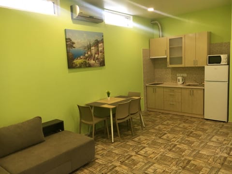 Kitchen or kitchenette, Seating area, Dining area