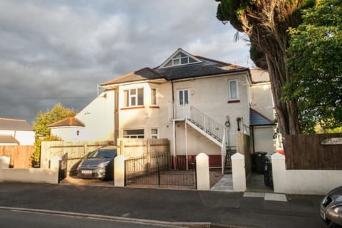 Luxury 2 Bedroom Apartment in Peaceful Location Apartment in Cardiff