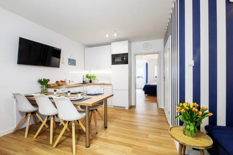 TV and multimedia, Kitchen or kitchenette, Living room, Food and drinks, Photo of the whole room, Decorative detail, Seating area, Dining area, Pets, Family, Quiet street view