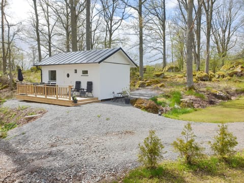 Property building, Patio, Facade/entrance, Spring, Natural landscape, BBQ facilities, Garden, Balcony/Terrace, Dining area, On site, Garden view
