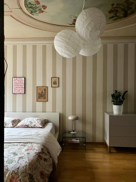 Wake Up in Bern Old Town Queen Bed Fast WiFi Apartment in City of Bern