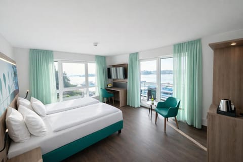 Photo of the whole room, River view