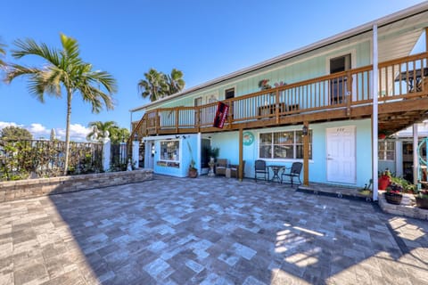 Property building, Patio, Balcony/Terrace