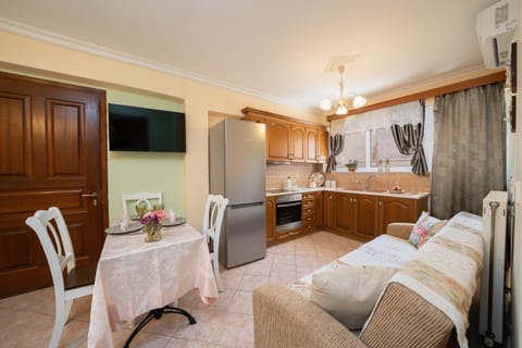 Kitchen or kitchenette, Seating area, Dining area