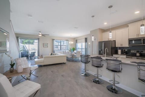 4975AN TOWNHOUSE 5 BEDROOMS & 4 BATHROOMS + POOL House in Kissimmee