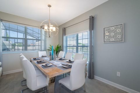 4975AN TOWNHOUSE 5 BEDROOMS & 4 BATHROOMS + POOL House in Kissimmee