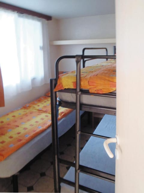 Bedroom, bunk bed
