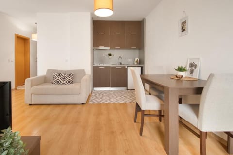 Kitchen or kitchenette, Living room, Seating area, Dining area