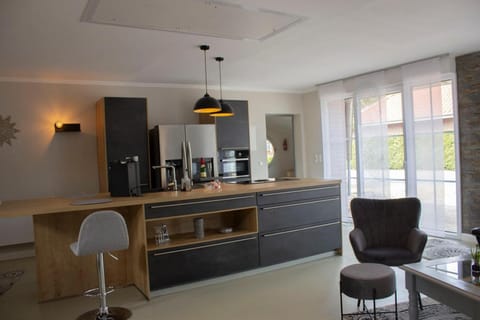 Kitchen or kitchenette, Living room, Seating area, Dining area, On site
