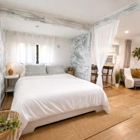 Bed, Living room, Photo of the whole room, Seating area, Bedroom