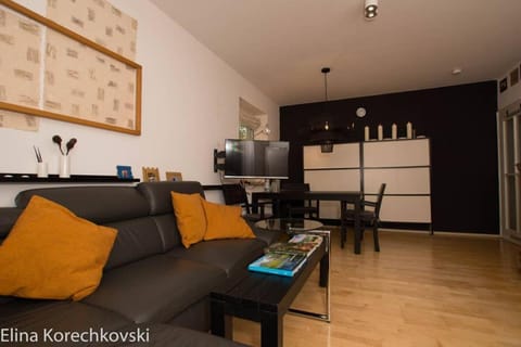 bahnhofsnahe, ruhige und sonnige 2 Zimmerwohnung im Dichterviertel (bis 4 Personen) Apartment in Wiesbaden
