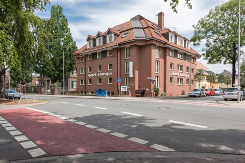 Property building, Facade/entrance, Spring, Off site, Summer, On site, Street view