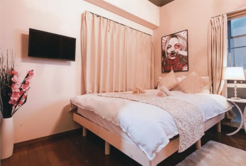 Bed, TV and multimedia, Photo of the whole room, Bedroom