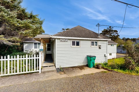 Crescent Lake Lookout House in Rockaway Beach