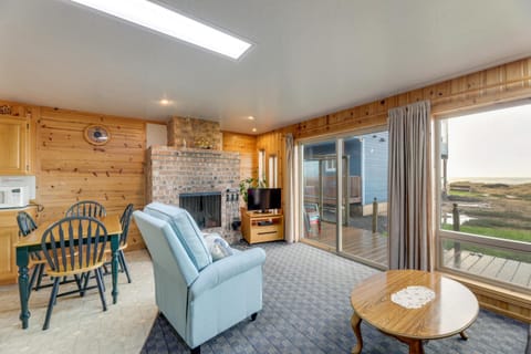 Sanderling Sea Cottages, Unit 3 with Private Balcony House in Oregon