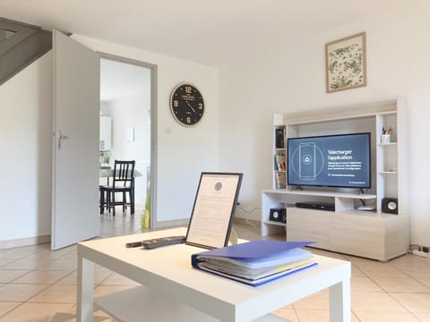 Kitchen or kitchenette, Living room, Decorative detail, Entertainment