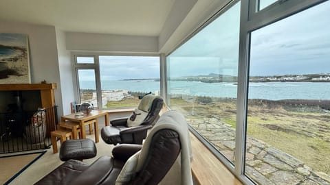 AEL-Y-BRYN-5 BED- DRAMATIC SEA VIEWS - Sleeps 12 House in Trearddur Bay