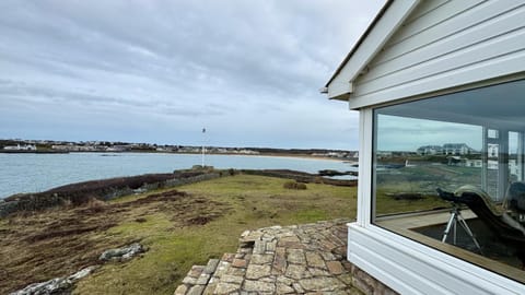 AEL-Y-BRYN-5 BED- DRAMATIC SEA VIEWS - Sleeps 12 House in Trearddur Bay