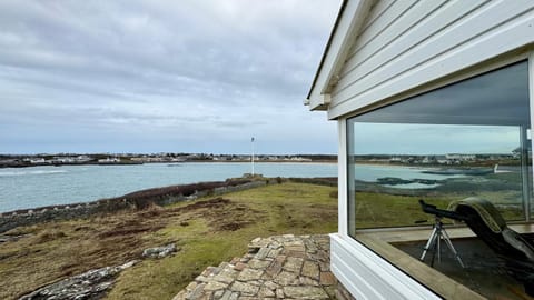 AEL-Y-BRYN-5 BED- DRAMATIC SEA VIEWS - Sleeps 12 House in Trearddur Bay