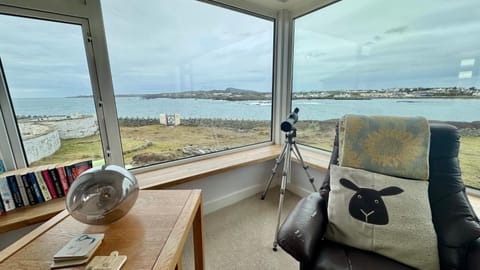 AEL-Y-BRYN-5 BED- DRAMATIC SEA VIEWS - Sleeps 12 House in Trearddur Bay