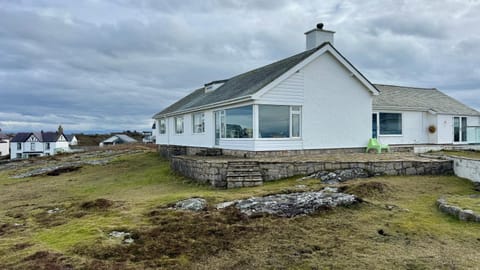AEL-Y-BRYN-5 BED- DRAMATIC SEA VIEWS - Sleeps 12 House in Trearddur Bay