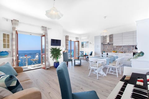 Living room, Photo of the whole room, Decorative detail, Dining area, Sea view