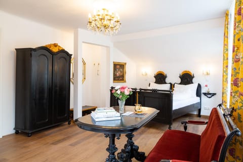 Bed, Living room, Photo of the whole room, Seating area, Dining area, wardrobe