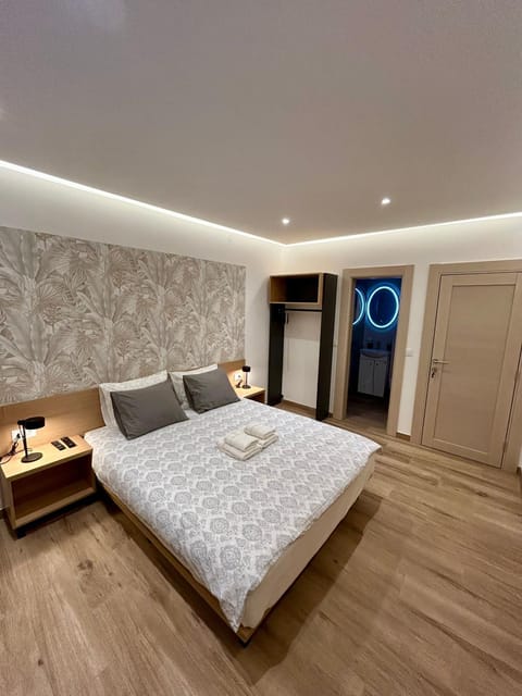 Bed, Photo of the whole room, wardrobe