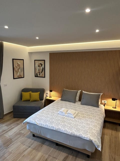 Bed, Photo of the whole room, Seating area, towels