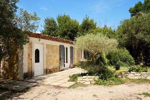 Mas La Farelle Gîte, Fitness & Salle de jeux gratuite & SPA en supplément House in Nimes