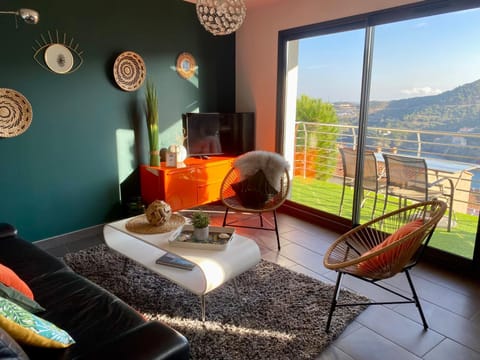 View (from property/room), Balcony/Terrace, Seating area, Mountain view