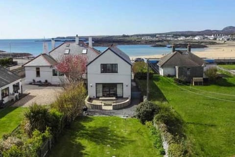 TULLOCHSIDE-4 BED-SEA FRONT -RAVENSPOINT ROAD House in Trearddur Bay