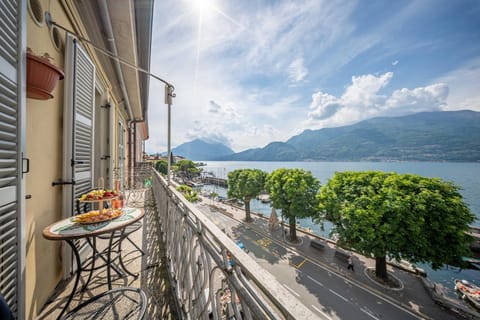 Property building, Nearby landmark, Day, Neighbourhood, Natural landscape, View (from property/room), Balcony/Terrace, Food and drinks, Dining area, Food, Lake view, Mountain view