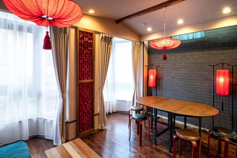 Day, Living room, Photo of the whole room, Decorative detail, Seating area, Dining area